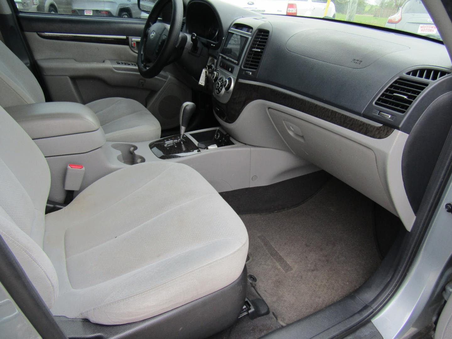 2009 Silver Hyundai Santa Fe GLS (5NMSG13D99H) with an 2.7L V6 DOHC 24V engine, Automatic transmission, located at 15016 S Hwy 231, Midland City, AL, 36350, (334) 983-3001, 31.306210, -85.495277 - Photo#9
